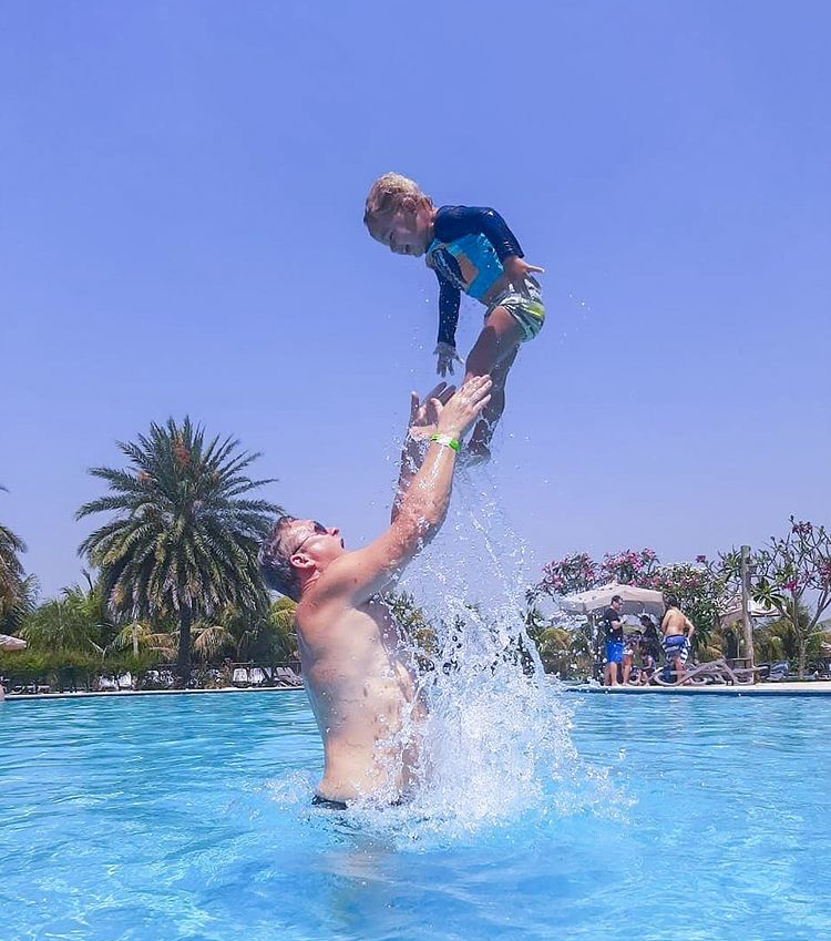 Pai brincando com o filho na piscina do Malai Manso Resort