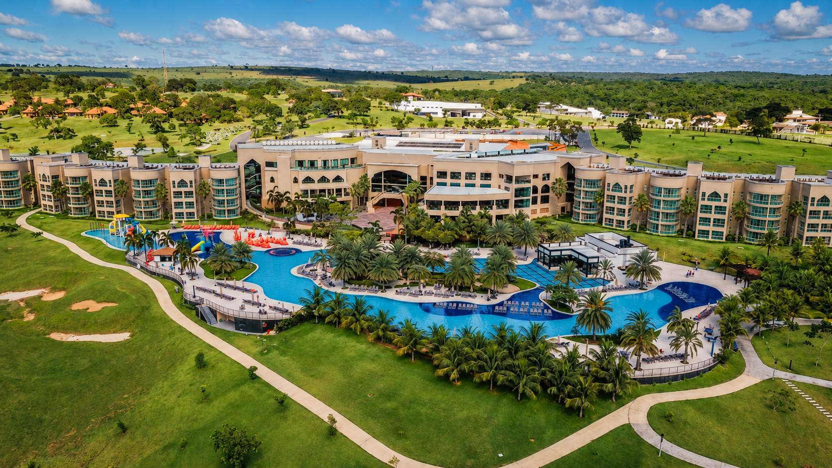 Vista aérea panorâmica do Malai Manso Resort com as piscinas e a área verde